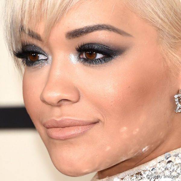 Para o Grammy 2015, Rita Ora escolheu olhos pretos esfumados com o canto interno iluminado e um batom nude